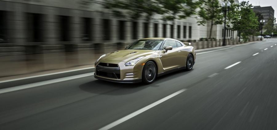  Nissan GT-R 45th Anniversary Gold Edition 2015 года  (фото 9 из 22)